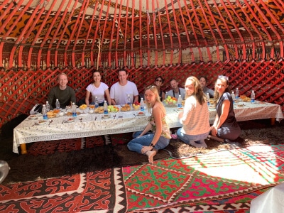 Mittagessen bei einer lokalen Familie Kirgisistan 400x300