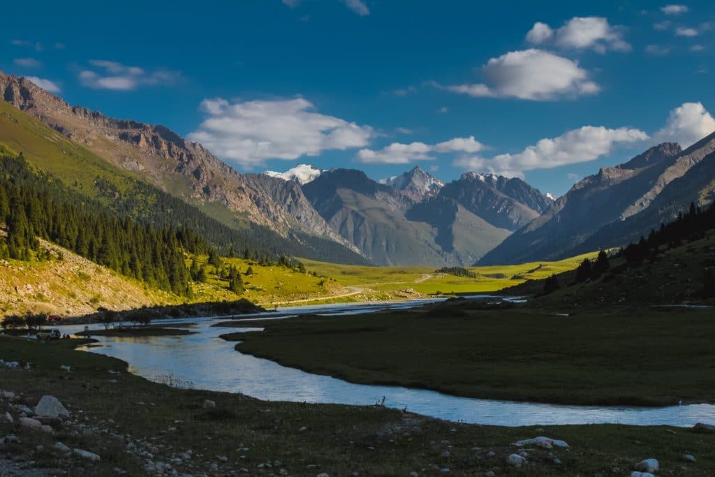 Natur Kirgistans Mit Wunderschönen Bergen, Ruhigem Fluss Und Satt Grüne Landschaft