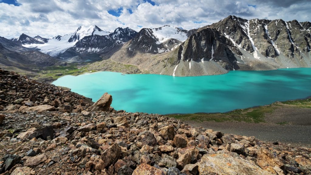 Der Blaue Alaköl See In Kirgistan