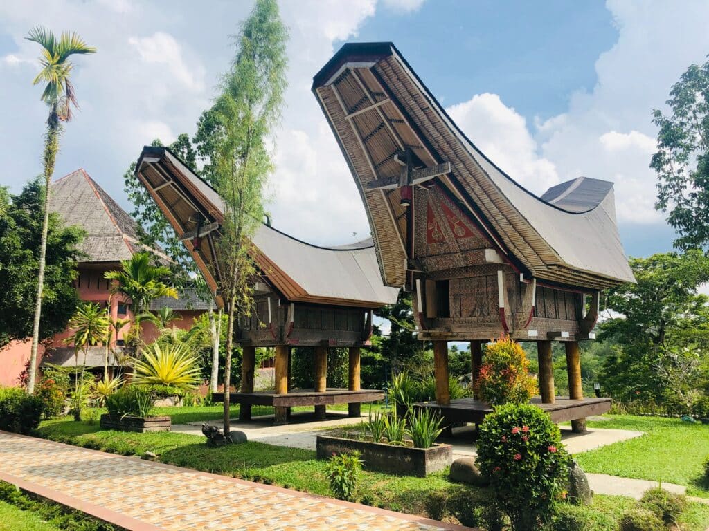A terra de Toraja em Sulawesi caracteriza-se por uma arquitetura única.