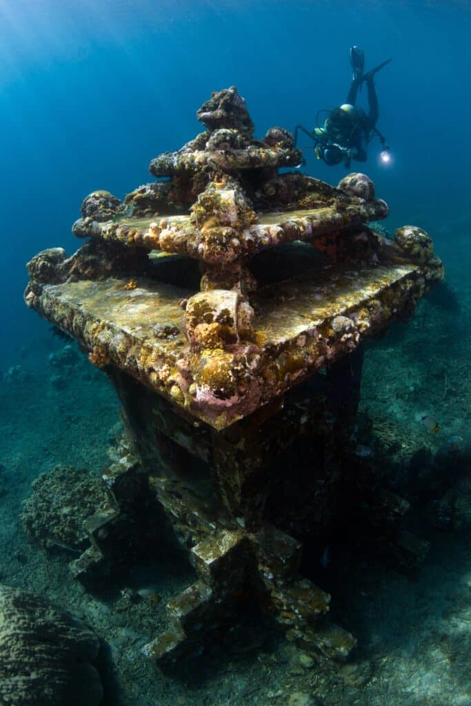 Mundo subaquático com o naufrágio do Liberty em Amed. 