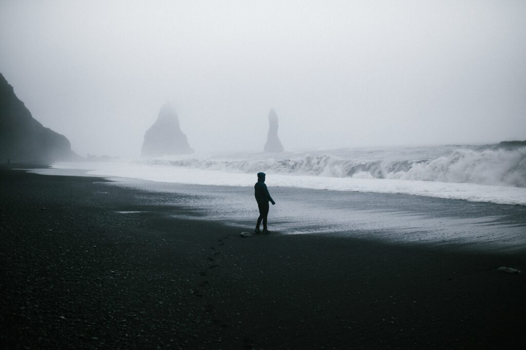 Stormig kust på Island