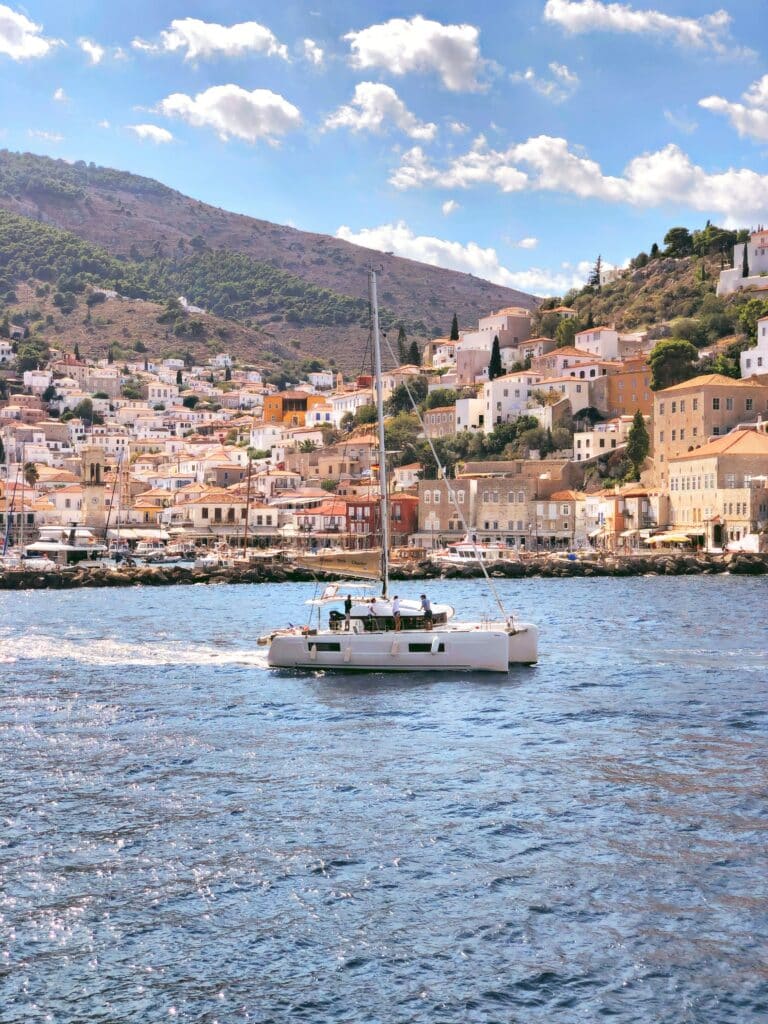 Segeln in Griechenland ist eine wunderbare Kombination von Wasseraktivität und Erkundung der Insel