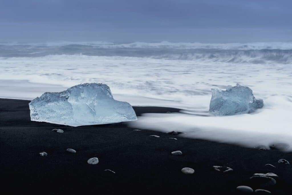 Praia negra de gelo perto da lagoa glaciar de Jokulsarlon Praia de Daimond Islândia 2
