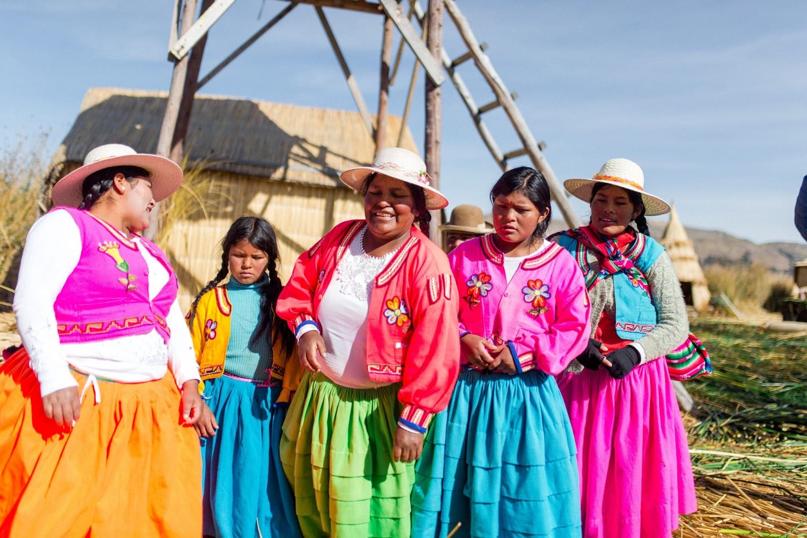 Naiset värikkäissä vaatteissa Peru Kulttuuri