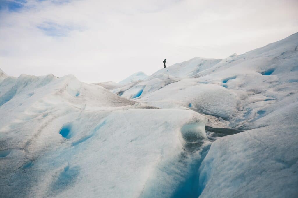 Hombre caminando sobre un glaciar