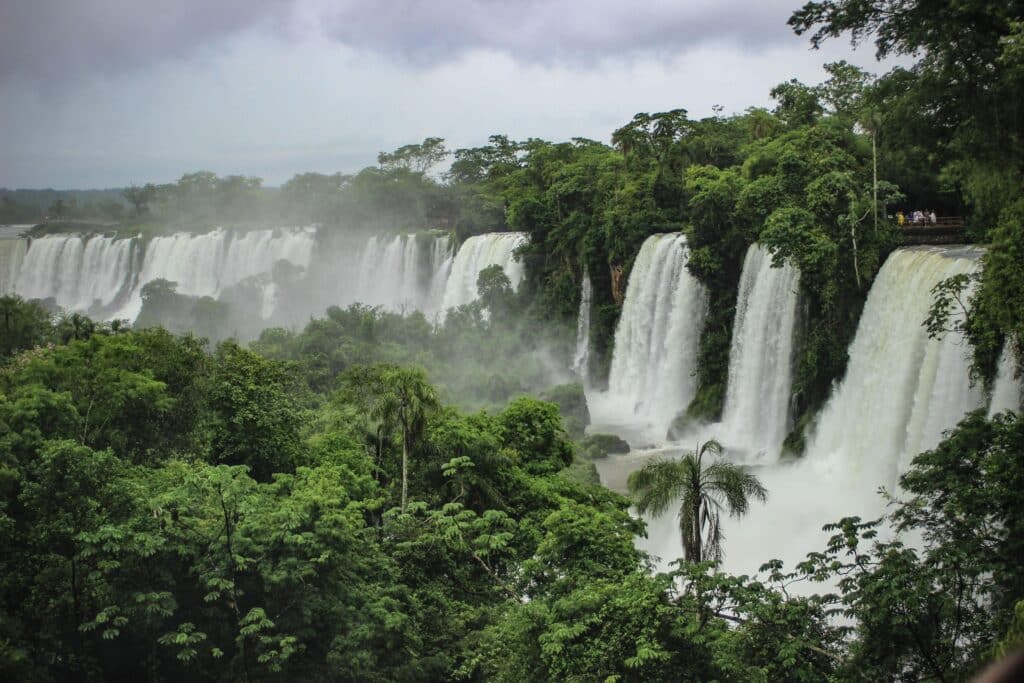 Mäktiga vattenfall som faller ner i grön natur