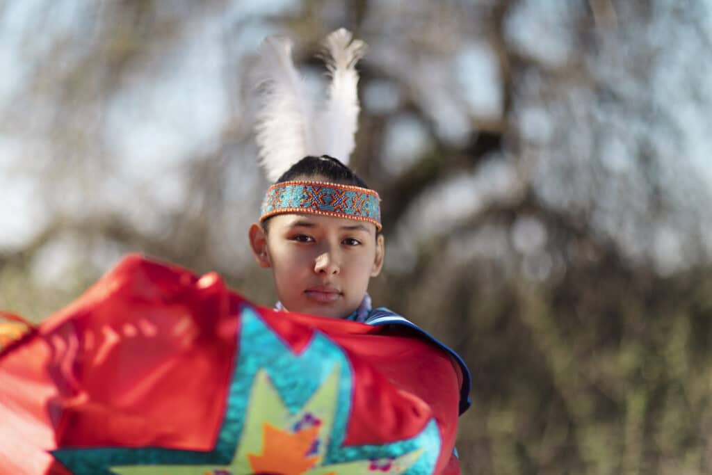 Jonge Mapuche in gewaad