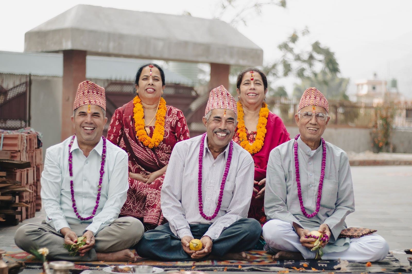 Vijf mensen in Nepal in traditionele kleding.