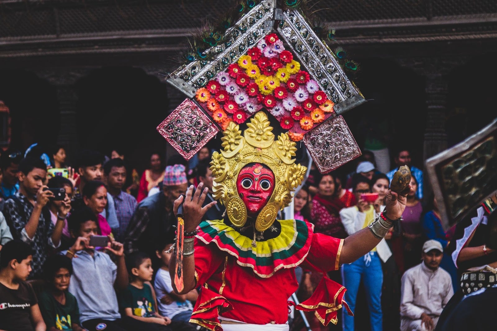 Cultuur in Nepal: festiviteiten, gezichtsmasker.