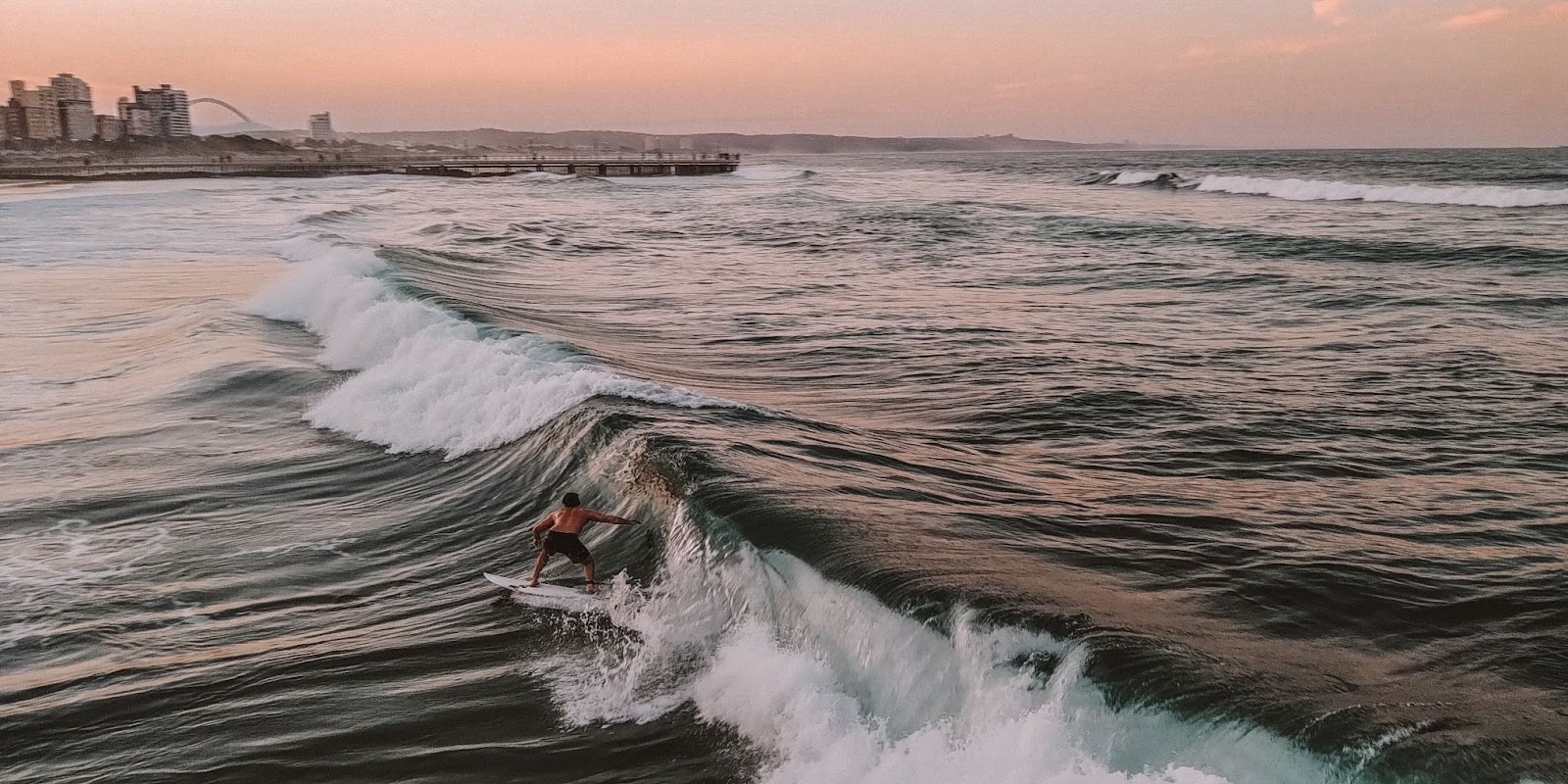 Surfista em Durban, África do Sul
