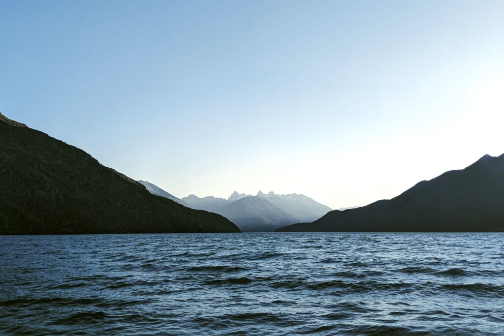 A paisagem forma uma bela silhueta à volta do lago