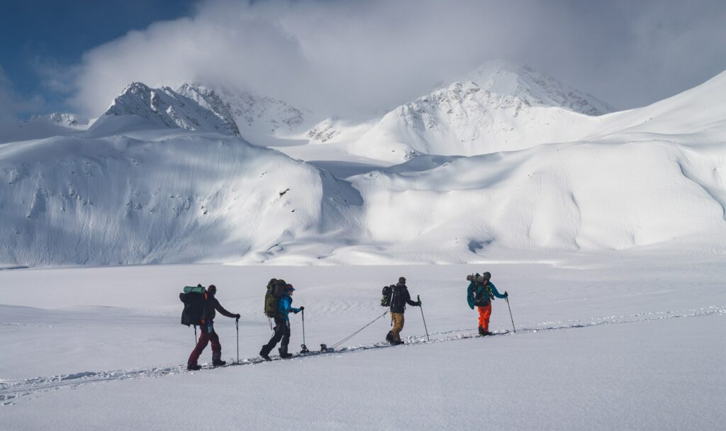 Quattro persone durante un'escursione con le racchette da neve in Patagonia