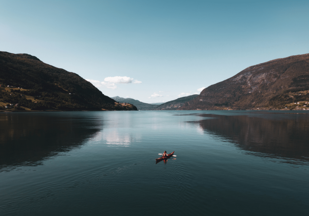 Activités en Norvège - Faire du kayak dans la nature