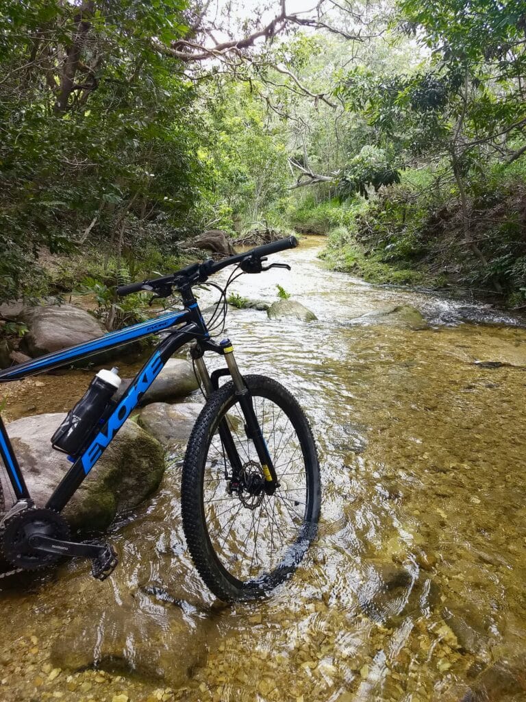 Mountainbike ved udmundingen af en flod 