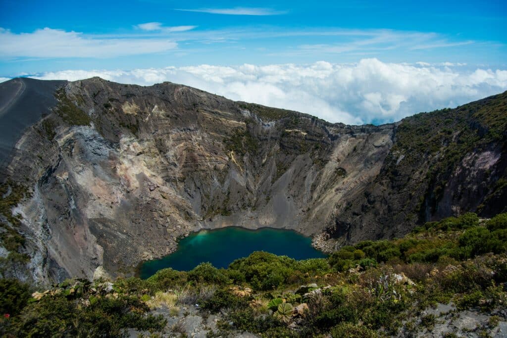 Lago de enxofre verde-turquesa na cratera do vulcão Irazú