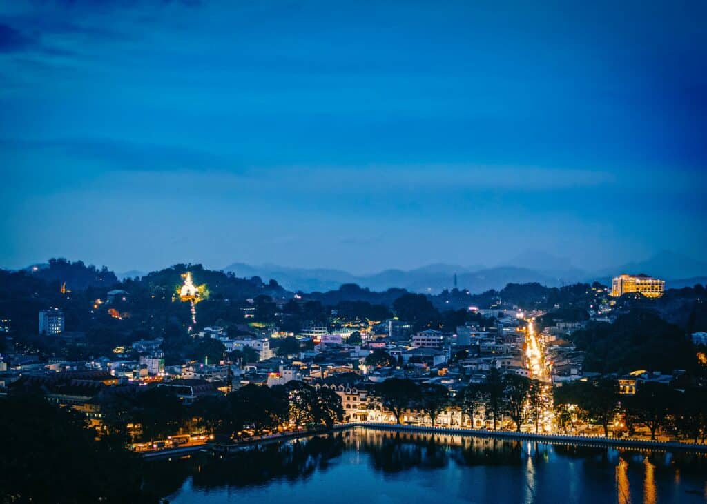 A cidade de Kandy iluminada