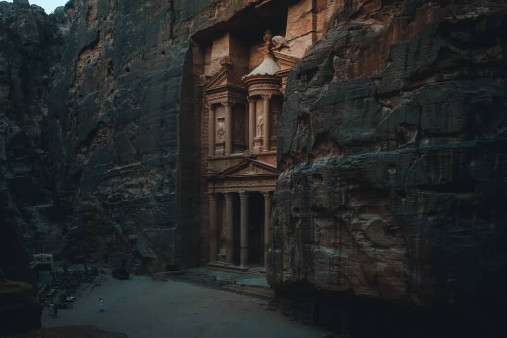 De stad Petra, uitgehouwen in de rotsen.