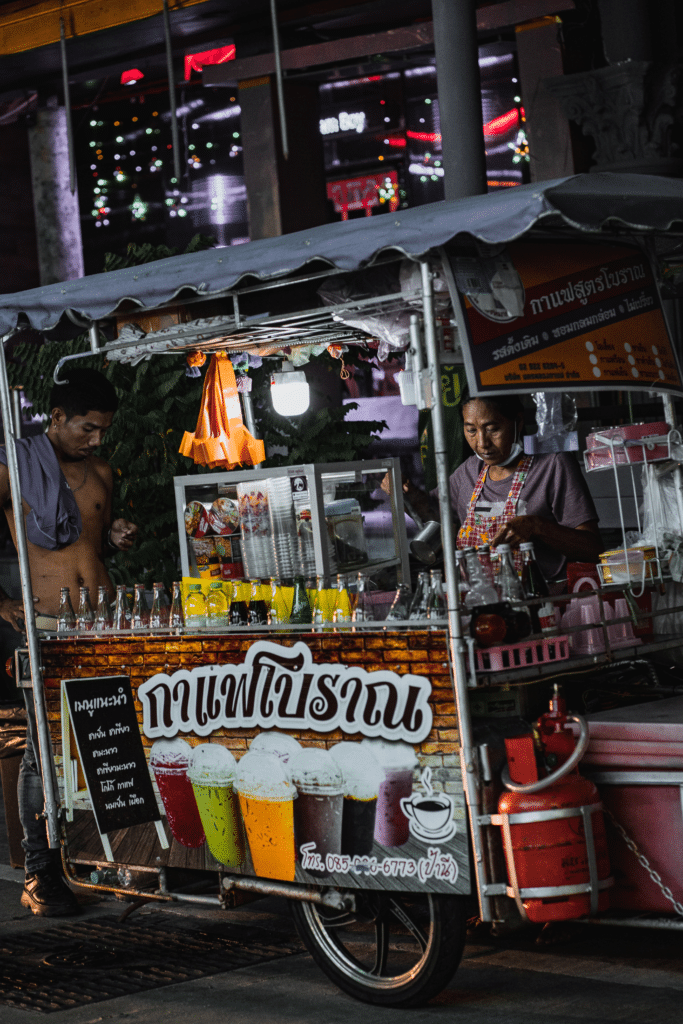 Se ve a menudo en Bangkok: Comida callejera al borde de la carretera