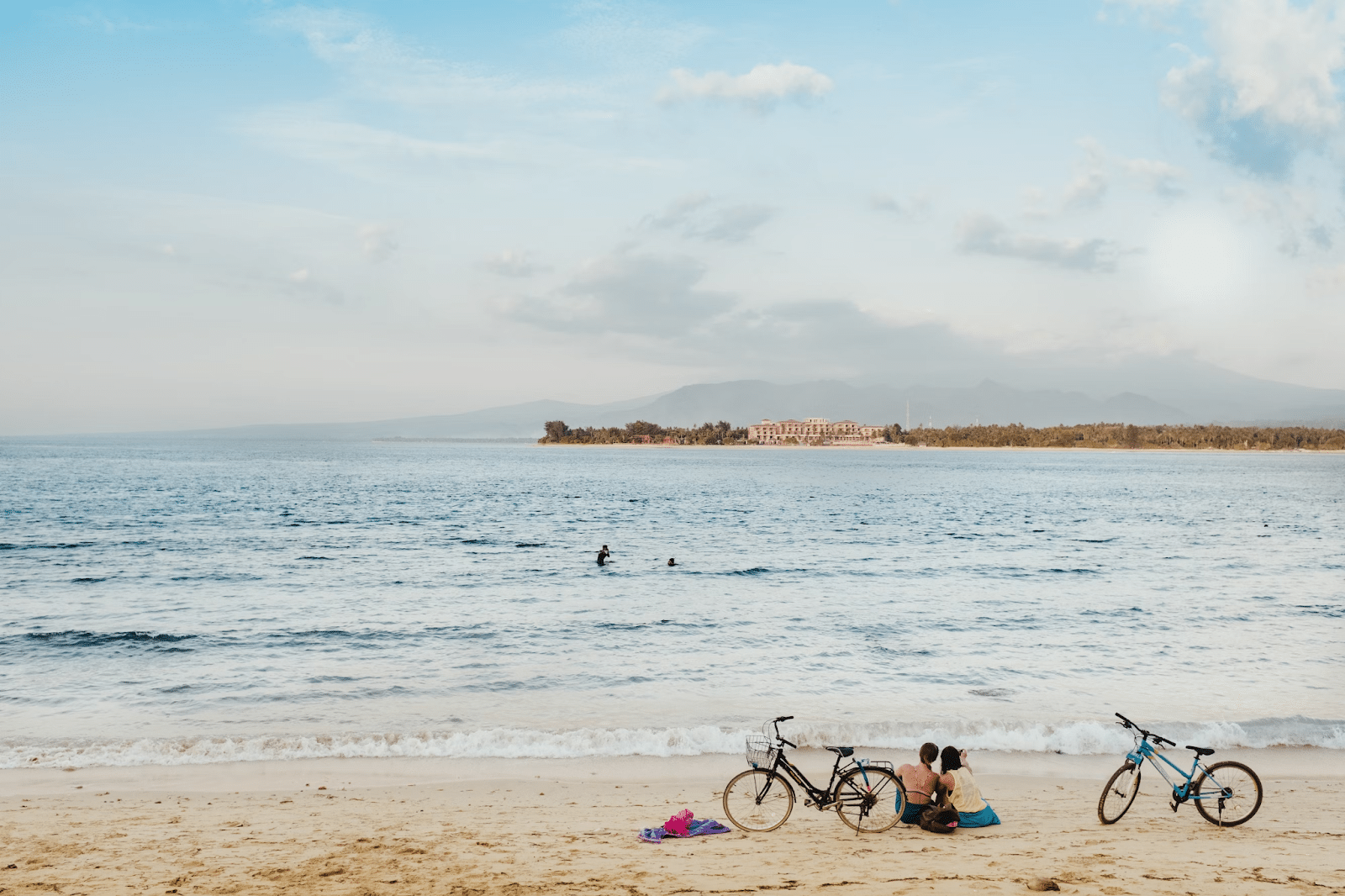 Uma praia de Gili Meno, Os visitantes da praia deslocam-se de bicicleta.