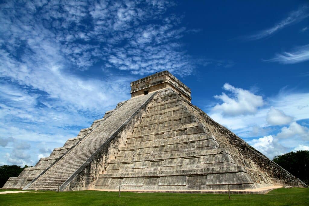 Den berömda pyramiden i ruinerna.