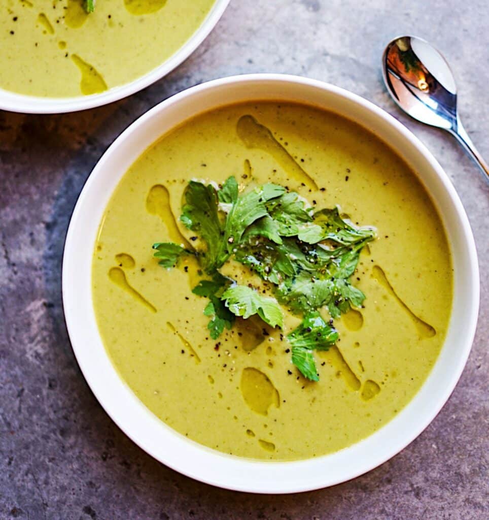 El típico color verdoso de la sopa Tarkunis se debe a su ingrediente principal, el estragón.