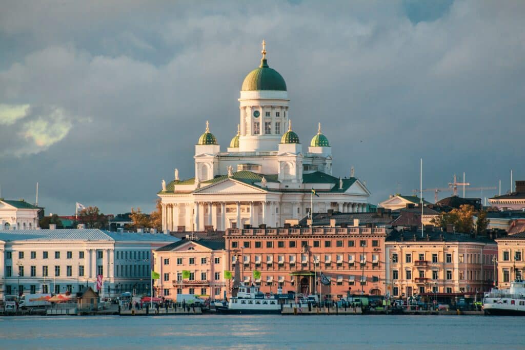 L'image montre Helsinki, la capitale de la Finlande. Au milieu, on voit la grande cathédrale. 