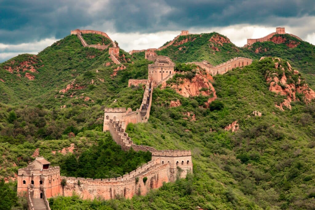 De Chinese Muur, die zich een weg baant door de bergen.