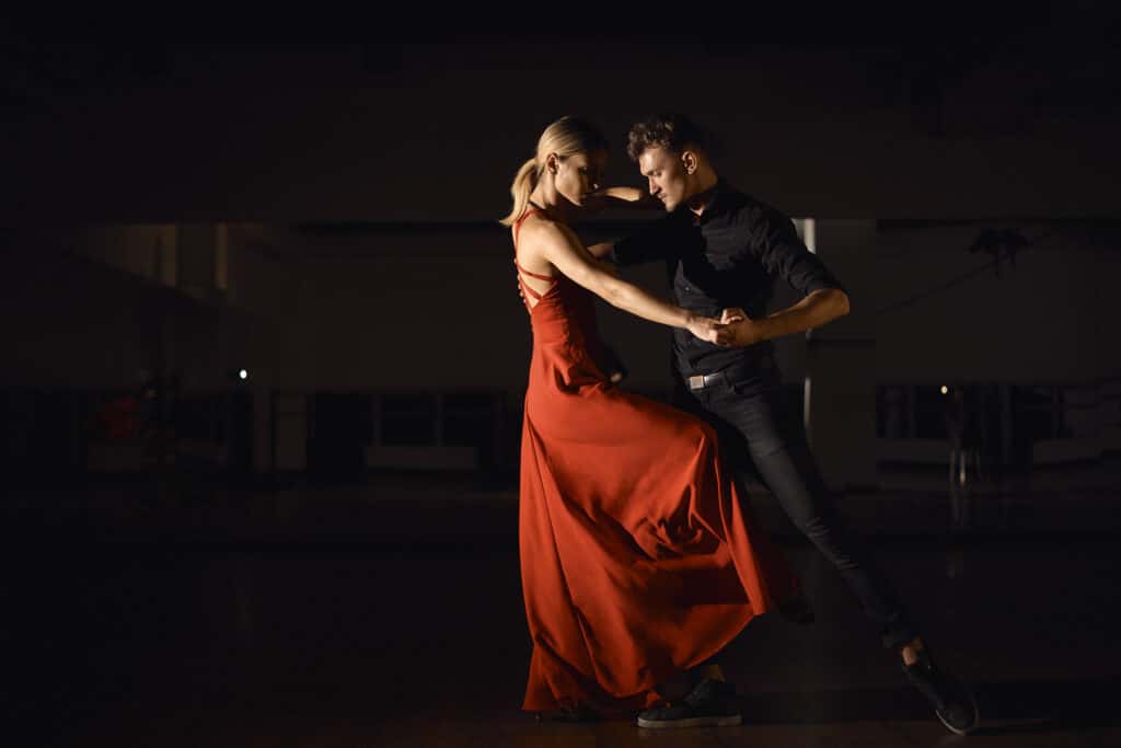 Jeune beau couple dansant avec passion