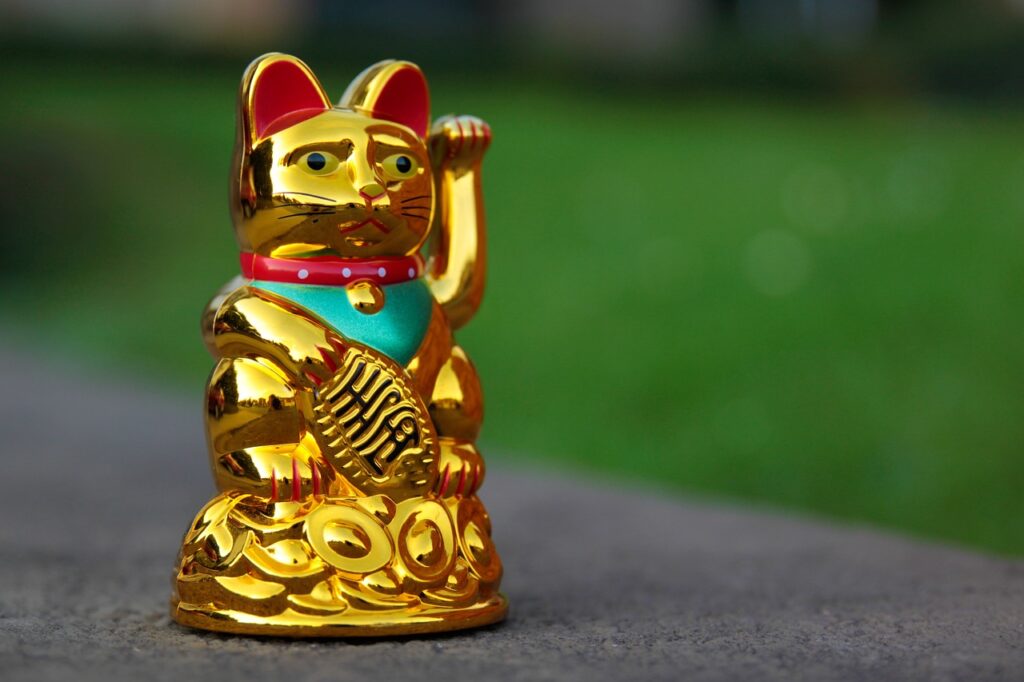 Aaltoileva kissa (Maneiki-Neko) on onnen tuoja japanilaisessa kulttuurissa.