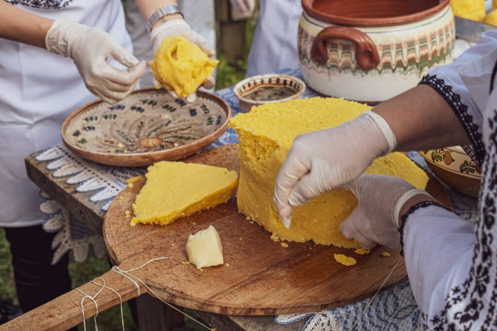 Das Mealie Pap wird traditionell mit den Händen gegessen. Hierfür wird es in kleine Bällchen geformt.