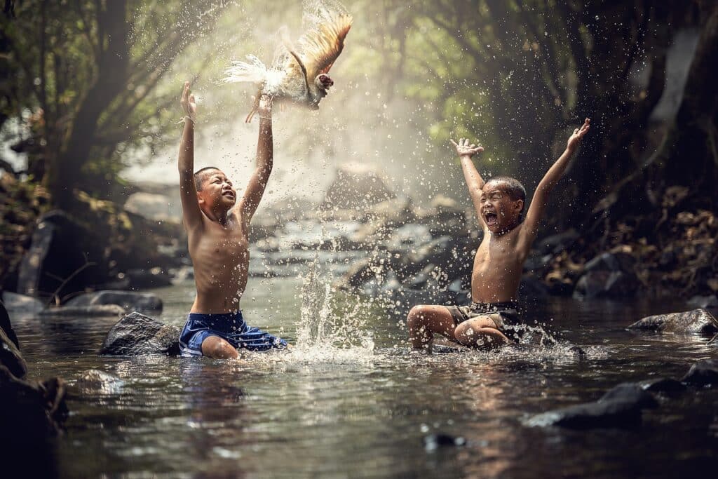 Børn leger i floden