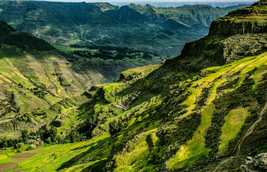 I fatti sull'Etiopia non possono non menzionare che si tratta di uno dei paesi più montuosi dell'Africa. 