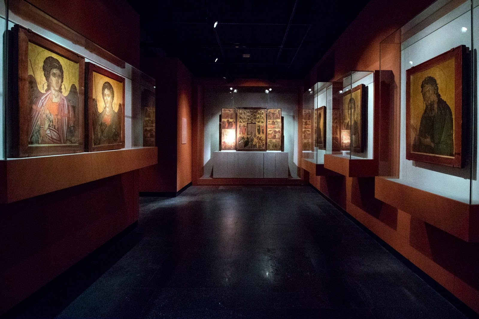 A view into an exhibition room of the art gallery in Georeigen.