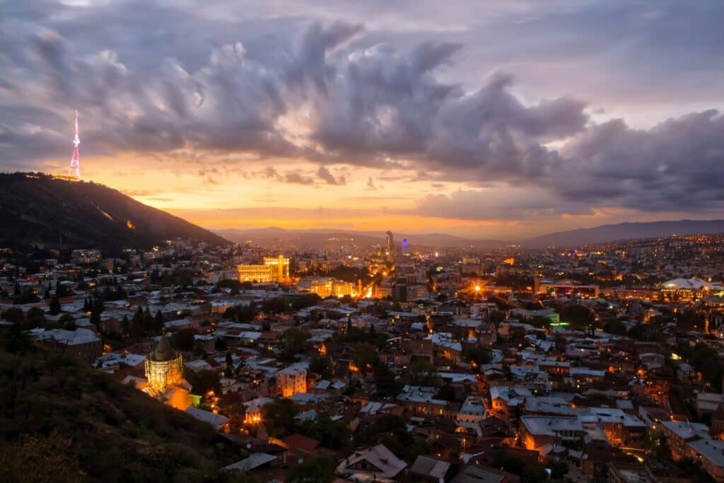 Georgian pääkaupunki Tbilisi iltahämärässä