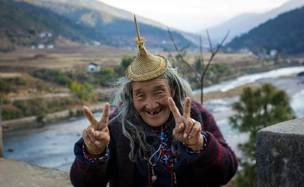 Una donna anziana felice che sorride alla telecamera.