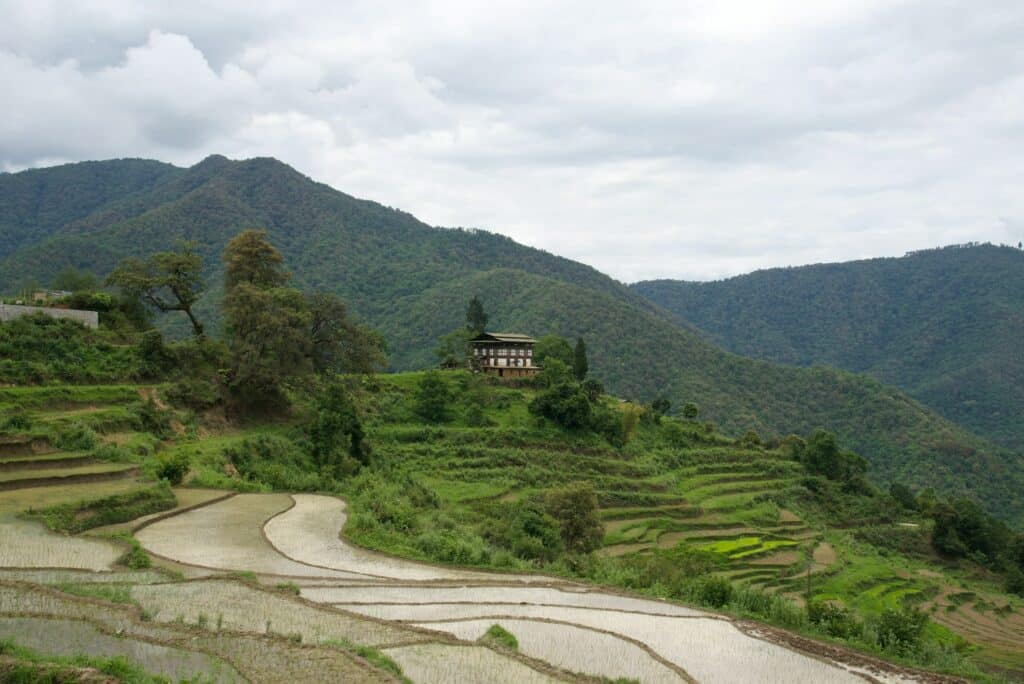 Bhutan is heel groen, de natuur is beschermd. 